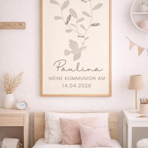 Può includere: Una stampa incorniciata con sfondo beige presenta una grafica di colomba e il nome "Paulina" in corsivo. Il testo "MEINE KOMMUNION AM 14.04.2026" è in basso. Ulteriori nomi sono scritti sopra la colomba.