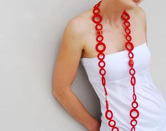 Collana uncinetto rossa in cotone e perle in ceramica Gioielli tessili Aliquid Idea regalo san Valentino