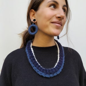 Handmade necklace made of wool yarn, Indigo fiber chain necklace chunky, Lightweight Textile necklace, Knotted necklace, gift for her 画像 3