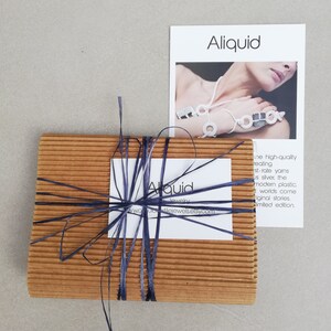 Orecchini a cerchio all'uncinetto indaco Idea regalo gioiello tessile Aliquid image 4