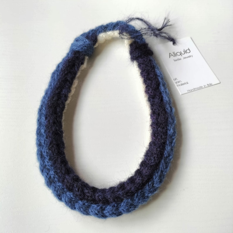 Handmade necklace made of wool yarn, Indigo fiber chain necklace chunky, Lightweight Textile necklace, Knotted necklace, gift for her 画像 2