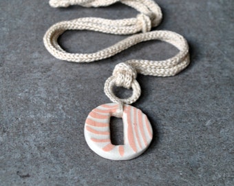 Collier avec pendentif  en ceramique   à la main /  Collier blanc et rose /  Bijoux ceramique / Bijoux textile