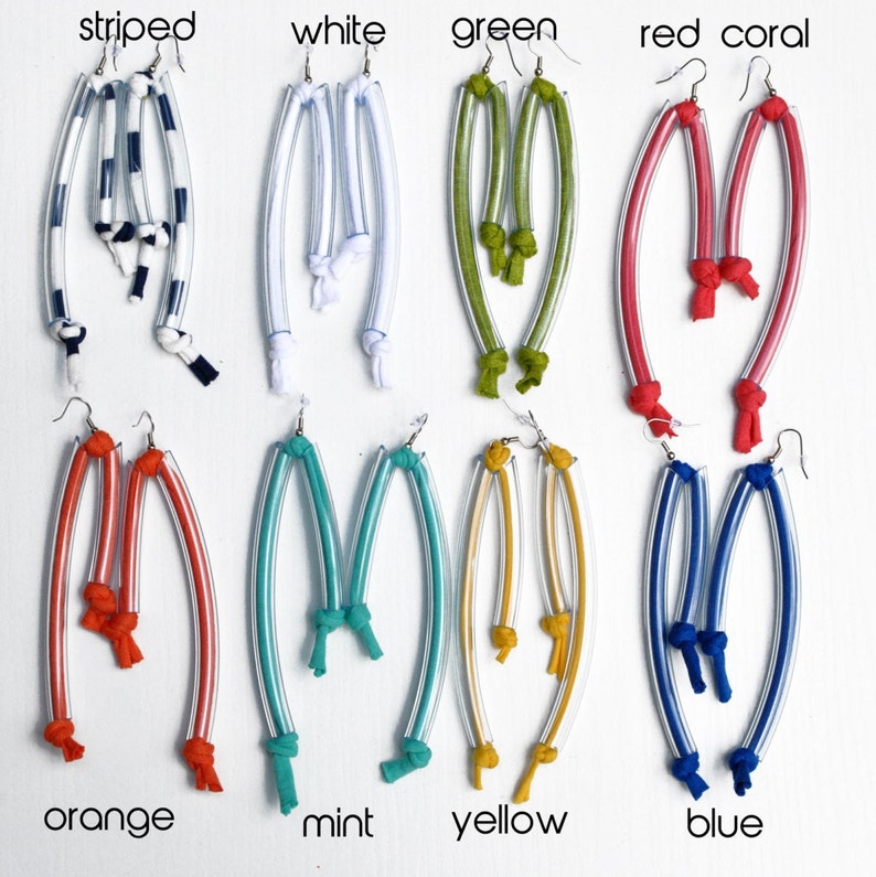 Peut inclure: Un ensemble de 10 paires de longues boucles d'oreilles en acrylique transparent avec des accents en tissu. Le tissu est de diff&eacute;rentes couleurs, notamment ray&eacute;, blanc, vert, rouge corail, orange, menthe, jaune et bleu.