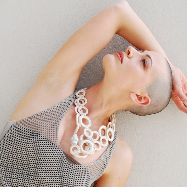 Collar de punto blanco / Collar de ganchillo / Collar de algodón / Cuentas de cerámica / Joyería de declaración de ganchillo / Regalos únicos para ella