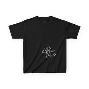 Könnte beinhalten: Schwarzes T-Shirt mit weißem Atomstruktur-Design und dem Schriftzug "Atomic Strength". Die Grafik zeigt ein Atom mit kreisenden Kreisen und Linien. Das T-Shirt hat einen Rundhalsausschnitt.
