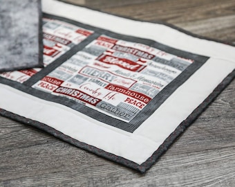 Runner da tavolo, topper da tavolo, runner da tavolo trapuntato, sciarpa da comò, runner da tavolo trapuntato, Natale, famiglia, allegro, fattoria, rosso e grigio