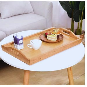 Puede incluir: Un juego de tres tazas de cerámica con un acabado mate moteado. Las tazas son de color crema, gris claro y gris oscuro. Cada taza tiene un diseño simple y minimalista.