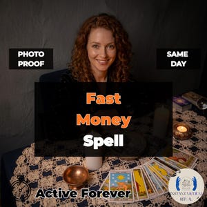 Op de afbeelding: Een vrouw met rood krullend haar glimlacht voor een tafel met tarotkaarten, kaarsen en een koperen kom. De tekst "Fast Money Spell" staat prominent weergegeven. Extra tekst omvat "Photo Proof", "Same Day", "Active Forever" en "Instant Medium Ritual".