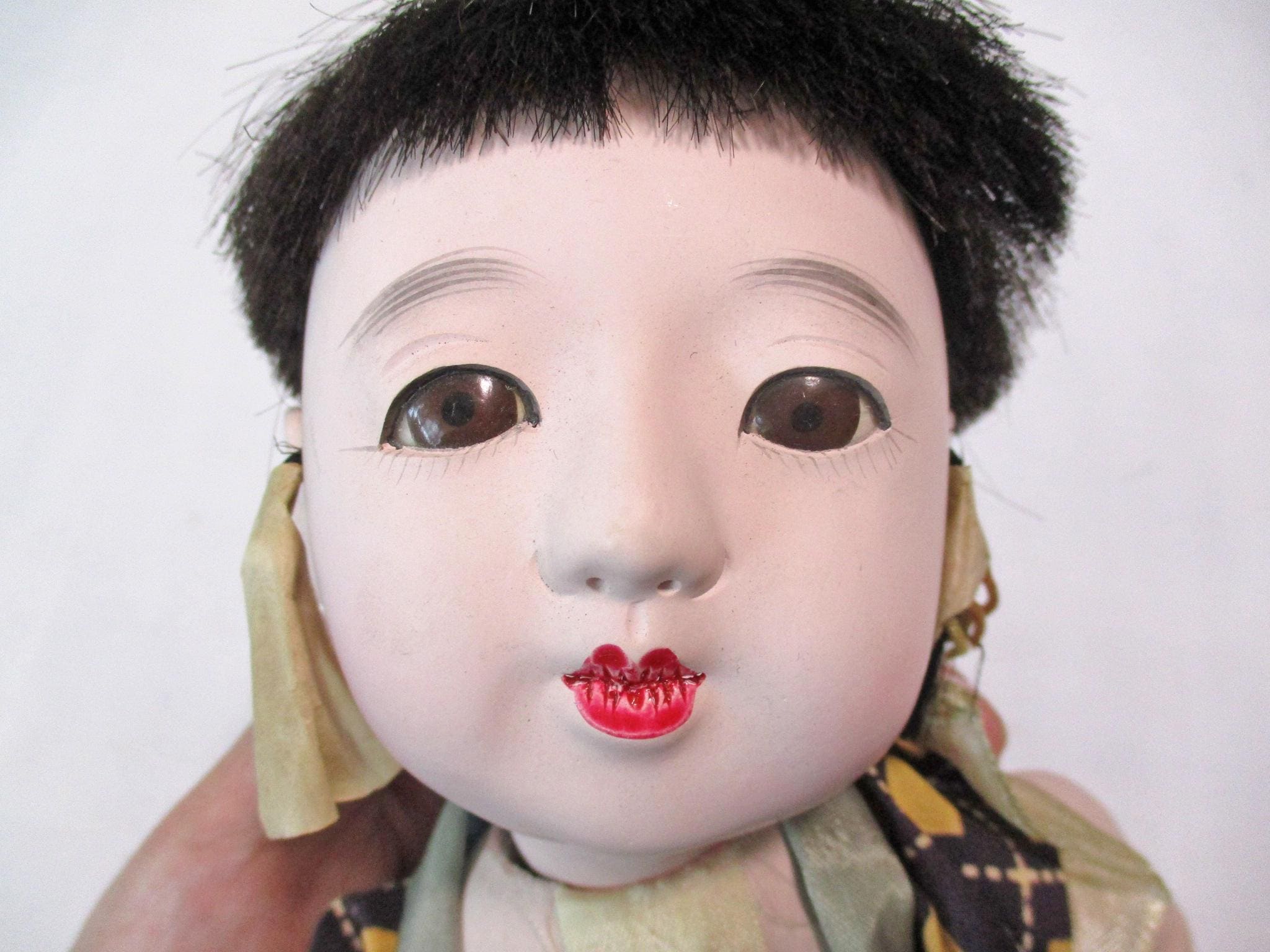 11インチのアンティークな日本の民芸品、女の子の粘土製市松人形