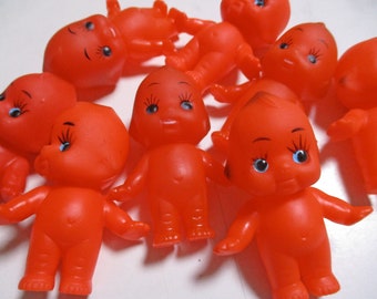 Una bambola Kewpie giapponese vintage rossa da 1,8 pollici