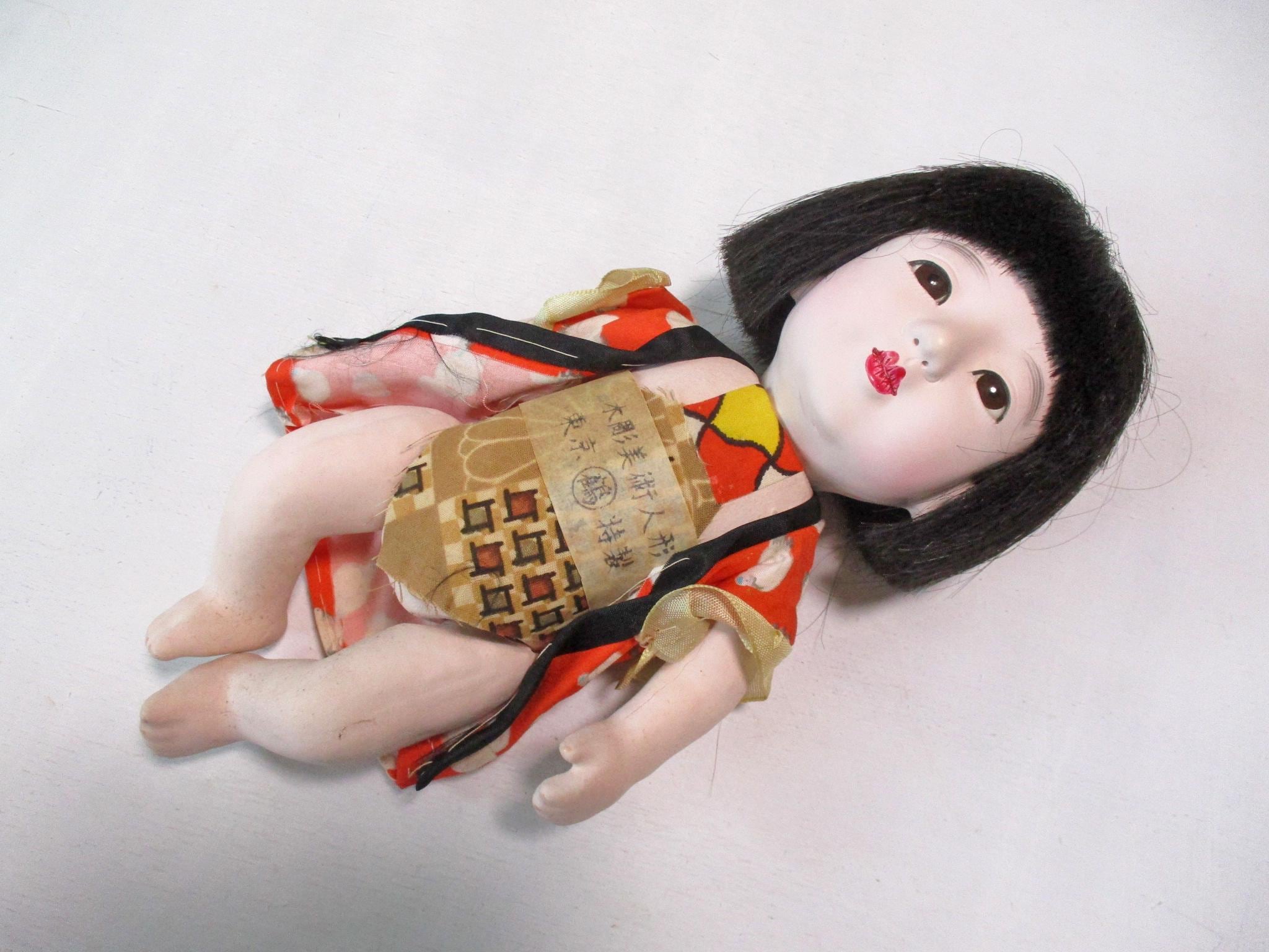 11インチのアンティークな日本の民芸品、女の子の粘土製市松人形