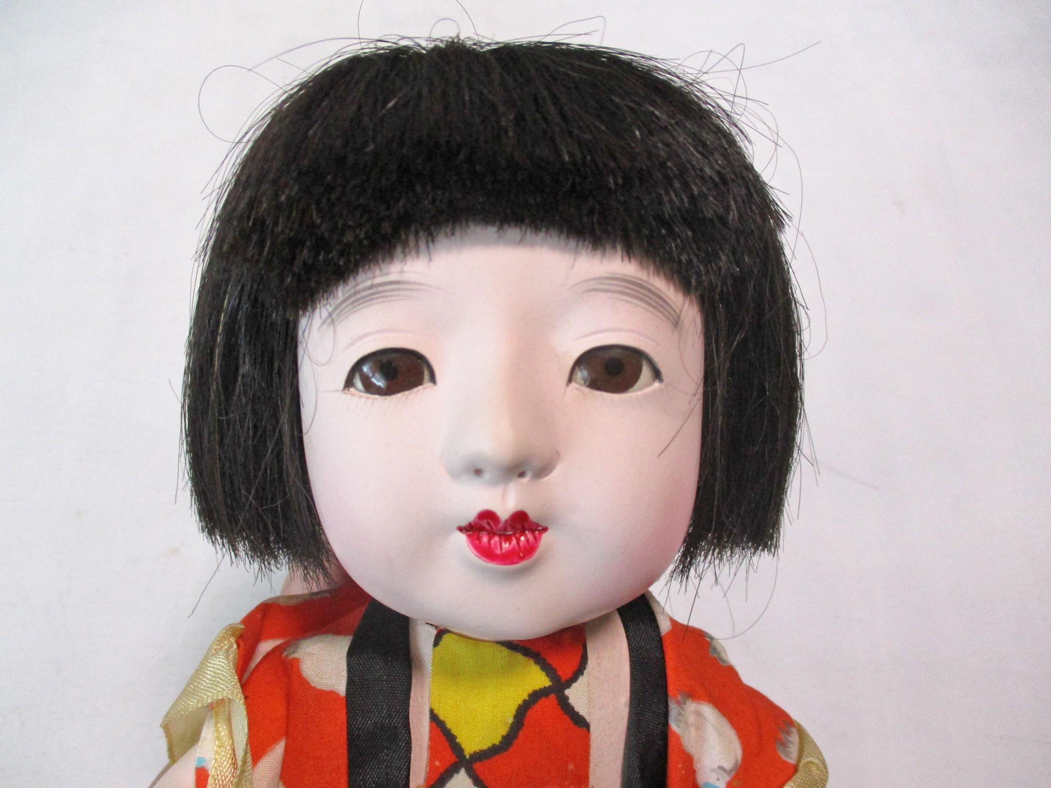 11インチのアンティークな日本の民芸品、女の子の粘土製市松人形