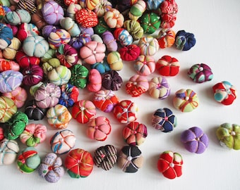 Può includere: Una collezione di fiori di stoffa colorati, ognuno con un motivo e un design unici. I fiori sono realizzati in tessuto morbido e testurizzato e sono perfetti per aggiungere un tocco di fantasia a qualsiasi progetto artigianale.