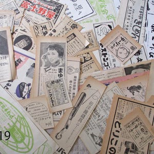 Könnte beinhalten: Eine Sammlung von japanischen Papierephemera aus der Zeit, darunter Werbung, Illustrationen und Text. Die Papiere sind in verschiedenen Farben und zeigen eine Vielzahl von Designs, darunter eine Comicfigur, einen Globus und eine stilisierte Illustration eines Hundes.