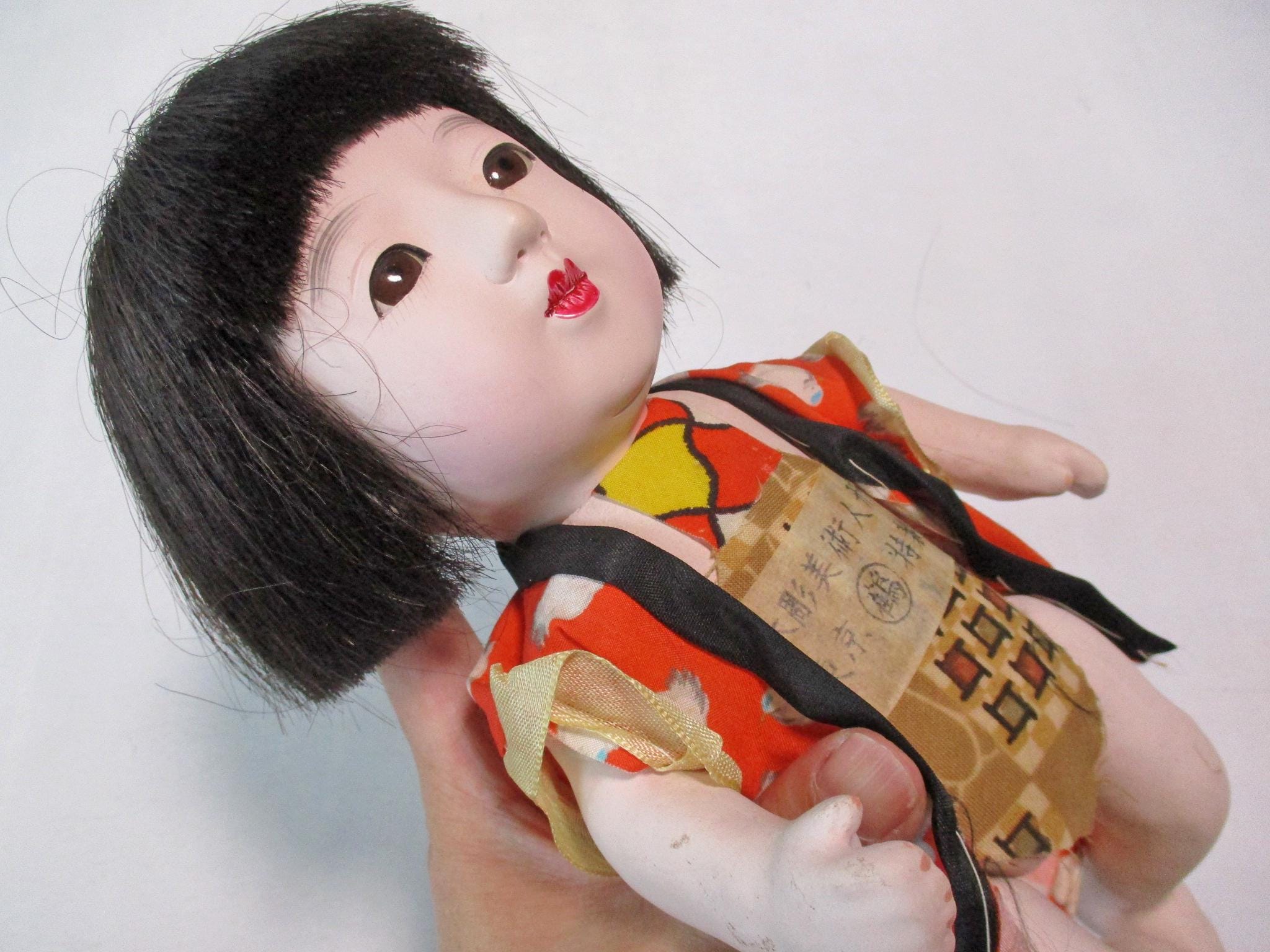 11インチのアンティークな日本の民芸品、女の子の粘土製市松人形