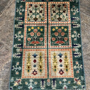 Ręcznie robiony wełniany dywan plemienny w stylu patchworkowym, zielony dywan w stylu kazachskim, dywan orientalny boho, dywan w geometryczne wzory kwiatowe w stylu vintage, dywan wełniany rzemieślniczy