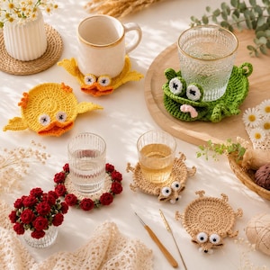Peut inclure: Une collection de dessous de verre en crochet faits main présentant divers motifs, dont un canard jaune, une grenouille verte, un animal beige et un dessous de verre rond orné de petites roses rouges, avec plusieurs verres et une tasse en céramique.