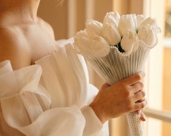 Bukiet ślubny z białych tulipanów – ręcznie robione kwiaty ślubne zdobione perłami