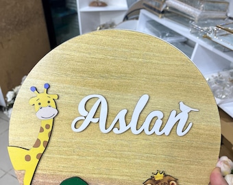 Letrero de madera personalizado con nombre – Decoración infantil estilo safari con temática de leones y jirafas.