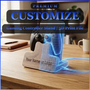 以下が含まれることがあります： 木製のベースにYour Name or Logoの文字が刻印されたゲームコントローラースタンド。スタンドには黒いコントローラーと青いワイヤーフレームのデジタルオーバーレイが表示されており、青い充電ケーブルで接続されています。