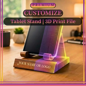 Könnte beinhalten: Ein Tablet-Ständer aus Holz mit anpassbarer Basis, mit dem Text "YOUR NAME OR LOGO". Der Ständer unterstützt ein Tablet mit einem 3D-Druck-Design, das mit lila und gelbem Licht leuchtet. Die Wörter "PREMIUM" und "CUSTOMIZE" sind ebenfalls sichtbar.