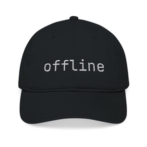 Op de afbeelding: Zwarte baseballcap met het woord "offline" in het wit geborduurd. De cap heeft een gebogen klep en een gestructureerde kroon. Een casual accessoire.