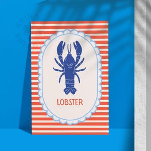 Può includere: Una stampa artistica rettangolare con un'illustrazione di aragosta blu all'interno di un ovale smerlato bianco e blu. Lo sfondo presenta strisce rosse e bianche, con la parola "LOBSTER" in rosso sotto.
