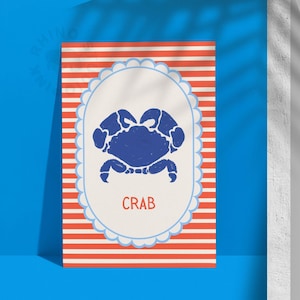 Può includere: Illustrazione di un granchio blu su un ovale bianco, incorniciato da un bordo blu smerlato. L'ovale è posto su uno sfondo a righe rosse e bianche. La parola "CRAB" è stampata in rosso sotto l'immagine del granchio.
