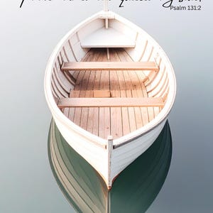Può includere: Una barca a remi in legno bianco galleggia su acque calme, dotata di panche orizzontali e un pavimento a doghe. Il testo "I have calmed and quieted my soul. Psalm 131:2" è stampato in nero sopra la barca, che si riflette chiaramente nell'acqua.