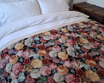 Copriletto trapuntato con motivo floreale / Coperta tessuta