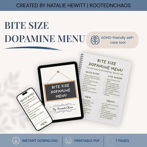 Könnte beinhalten: Ein Bild eines digitalen Selbstpflege-Tools mit dem Titel "Bite Size Dopamine Menu". Das Menü wird auf einem Tablet, einem Smartphone und einer gedruckten Seite angezeigt. Das Menü ist für Menschen mit ADHS konzipiert und enthält schnelle Häppchen, leichte Snacks, Mahlzeiten und Leckereien.