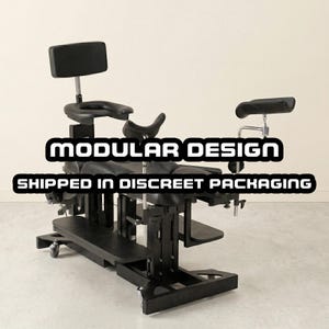 Puede incluir: Un producto de diseño modular negro con reposacabezas, asiento y reposabrazos. El producto tiene una base rectangular con ruedas y varios componentes ajustables. Se muestra el texto "MODULAR DESIGN" y "SHIPPED IN DISCREET PACKAGING".
