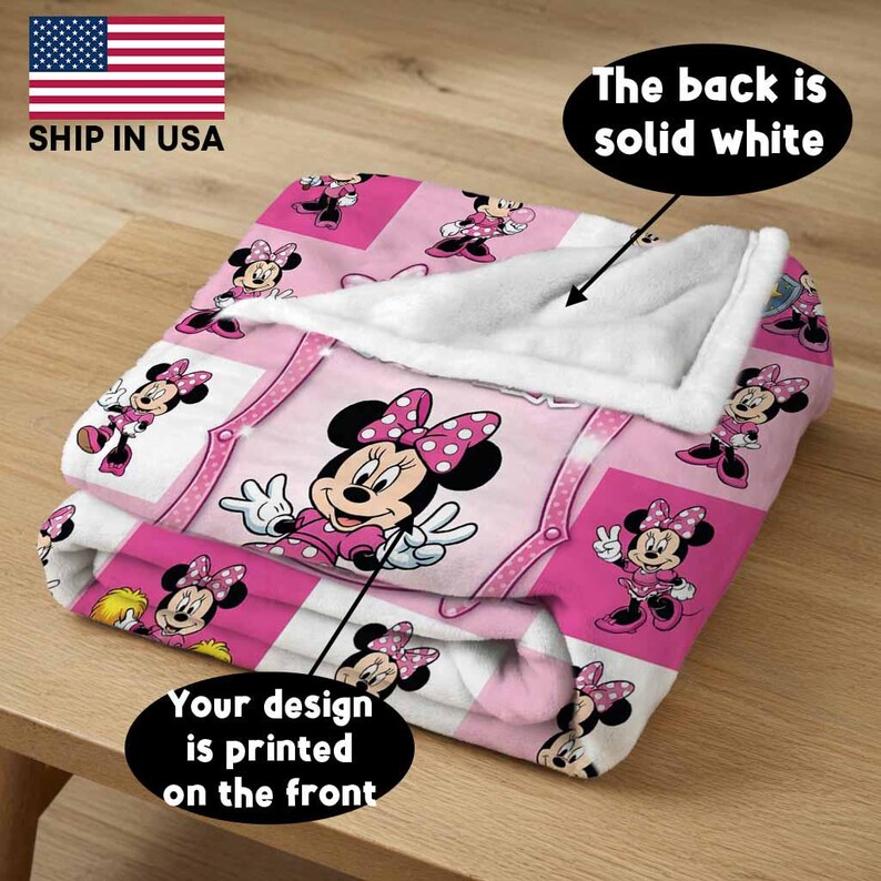 Może przedstawiać: R&oacute;żowa i biała kołdra Minnie Mouse. Prz&oacute;d przedstawia powtarzający się wz&oacute;r Myszki Minnie w r&oacute;żnych pozach, z dużym centralnym obrazem Minnie. Tył jest jednolity biały. Wydrukowano w USA.