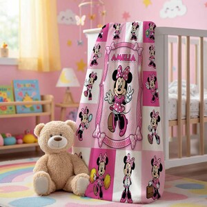 Może przedstawiać: Biały ceramiczny kubek z czarnym uchwytem i napisem "But First, Coffee" czarną, odręczną czcionką. Kubek stoi na białej powierzchni.