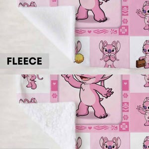 Op de afbeelding: Een witte keramische mok met een zwart handvat en de tekst "But First, Coffee" in een vetgedrukte, zwarte letter. De mok staat op een houten oppervlak. De mok is ongeveer 10 cm hoog.