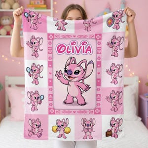 Gepersonaliseerde deken met engelsteek voor meisjes, aangepaste naam roze lilo en fleece-engel afbeelding 1