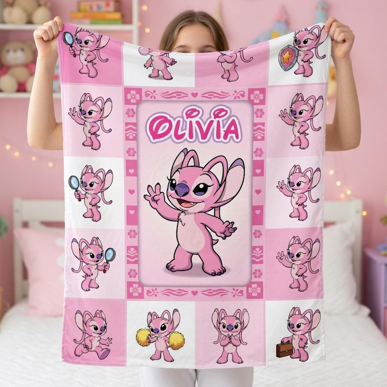 Gepersonaliseerde deken met engelsteek voor meisjes, aangepaste naam roze lilo en fleece-engel afbeelding 1