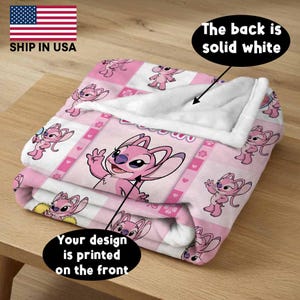 Op de afbeelding: Een witte keramische mok met een zwart handvat en de tekst "But First, Coffee" in een handschriftstijl. De mok staat op een wit oppervlak. De mok is ongeveer 10 cm hoog.