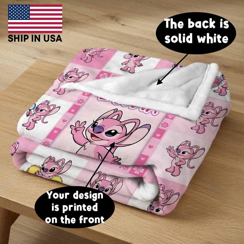 Op de afbeelding: Een witte keramische mok met een zwart handvat en de tekst "But First, Coffee" in een handschriftstijl. De mok staat op een wit oppervlak. De mok is ongeveer 10 cm hoog.