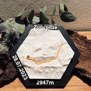 Könnte beinhalten: Rustikales Holzschild mit dem Text "Welcome to our home" in weißer Schrift. Das Schild hat eine Used-Optik und ein schlichtes, einladendes Design, ideal für eine Veranda oder einen Eingangsbereich.