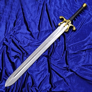 Könnte beinhalten: Ein langes, silbernes Schwert mit einem goldfarbenen Knauf und einem schwarzen Griff. Die Klinge ist scharf und reflektierend, und der Knauf weist kunstvolle Details auf. Das Schwert wird vor einem blauen Hintergrund präsentiert.