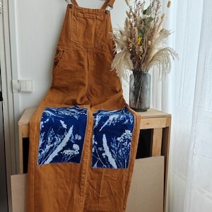 Peto ocre reciclado - Parches botánicos en cianotipo en las rodillas - Mono único hecho a mano - Estilo bohemio y natural - Talla M