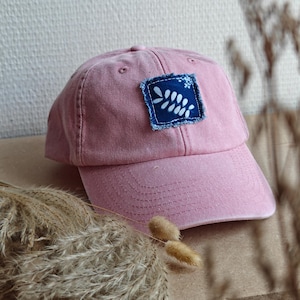 Roze katoenen pet met handgemaakte cyanotypie-patch - Uniek ambachtelijk stuk - Gepersonaliseerde pet met botanisch motief - Origineel cadeau