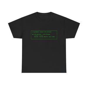 Könnte beinhalten: Schwarzes T-Shirt mit grünem Text, der "S systemctl status life.service" lautet. Der Text enthält "Life.service - Life Process" und "Active: failed (Result: exit-code)".