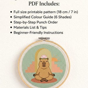Peut inclure: Un projet de broderie punch needle dans un tambour en bois représentant un capybara brun assis en position du lotus avec une fleur rose sur la tête, sur fond vert avec une arche jaune et un soleil orange. Le texte indique : Beginner Punch Needle Pattern PDF Includes: Full size printable pattern (18 cm), Simplified Colour Guide (6 Shades), Step-by-Step Punch Order, Materials List & Tips, Beginner-Friendly Instructions, et Instant download.