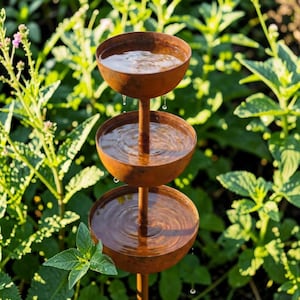 Rain Catcher Garden Stake 70cm – Rust Patina Metal Bird Bath, Pollinator Water Dish, Outdoor Garden Art, Rustic Yard Decor Gift