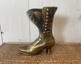 brass shoe, vintage brass lace up shoe, old fashioned brass shoe, cast metal shoe, shoe paperweight, brass shoe figurine, brass shoe vase