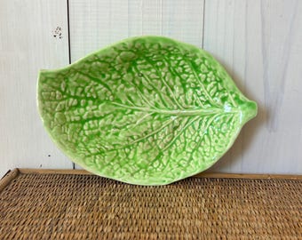 Plato inglés con forma de hoja, bandeja vintage de color verde brillante con forma de hoja de col procedente de Inglaterra.