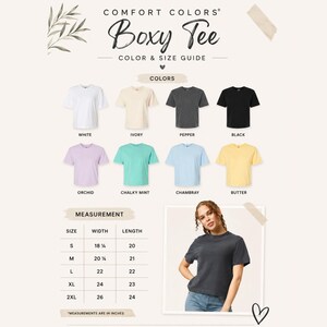 Op de afbeelding: Een Comfort Colors Boxy Tee kleur- en maattabel met acht t-shirts in wit, ivoor, pepper, zwart, orchidee, chalky mint, chambray en butter. Inclusief een maattabel in inches en een foto van een persoon die een pepper t-shirt draagt.
