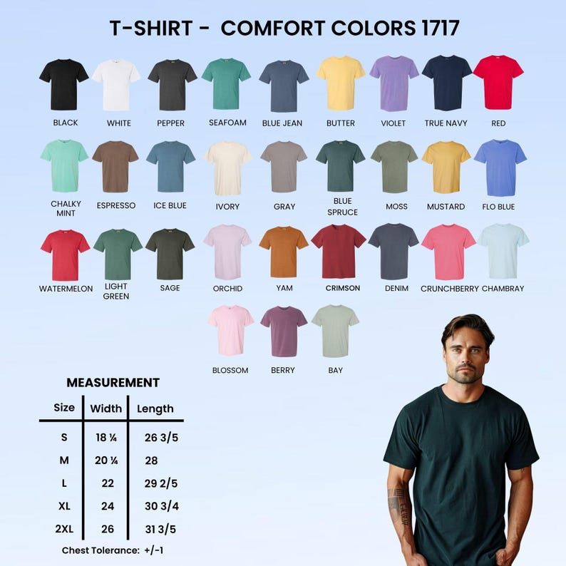 Op de afbeelding: Een Comfort Colors 1717 t-shirt kleurenkaart met twee&euml;ndertig effen kleuropties met labels zoals zwart, wit, peper, zeeschuim, blue jean, boter, violet, true navy, rood, chalky mint, espresso, ice blue, ivoor, grijs, blue spruce, mos, mosterd, flo blue, watermeloen, lichtgroen, salie, orchidee, yam, karmozijnrood, denim, crunchberry, chambray, bloesem, bes, en een persoon die een donkergroen t-shirt draagt.